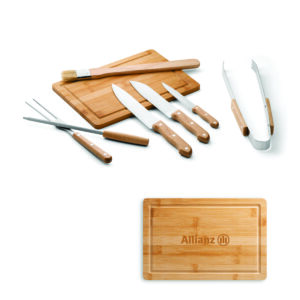 Kit churrasco em estojo de PU e 210D com tábua em bambu e 7 utensílios em aço inox e madeira de seringueira